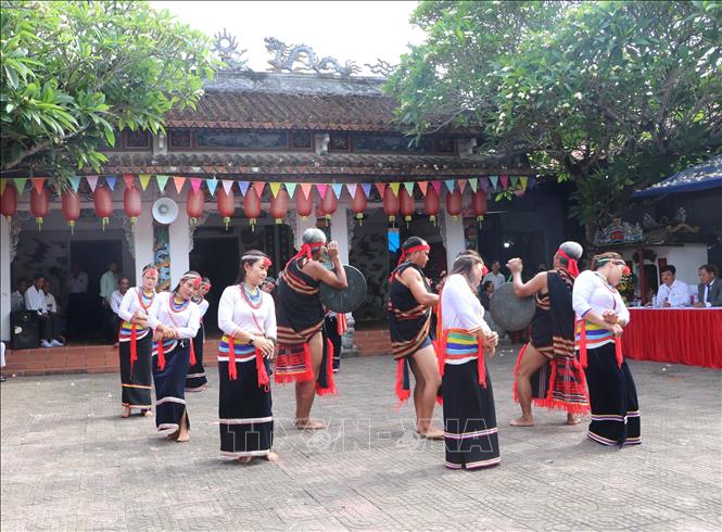Tiết mục múa cà đáo của đồng bào dân tộc Co. Ảnh: Đinh Hương - TTXVN