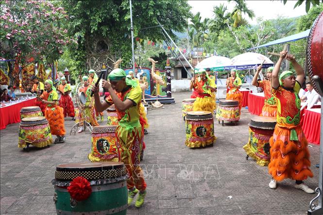 Màn đánh trống khai hội của đội Lân sư rồng. Ảnh: Đinh Hương - TTXVN