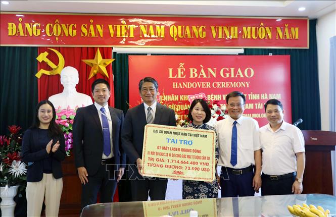 Đại sứ quán Nhật Bản tại Việt Nam tài trợ 1 máy Laser Quang Đông; 1 máy đo khúc xạ và độ cong giác mạc tự động cầm tay cho Bệnh viện Mắt tỉnh Hà Nam. Ảnh: Nguyễn Chinh - TTXVN