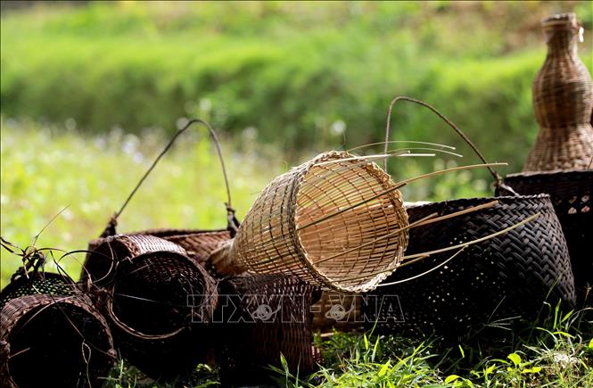 Đủ các loại vật dụng sinh hoạt gắn liền với đời sống văn hóa của người dân được làm từ mây, tre, nứa. Ảnh: Quý Trung – TTXVN