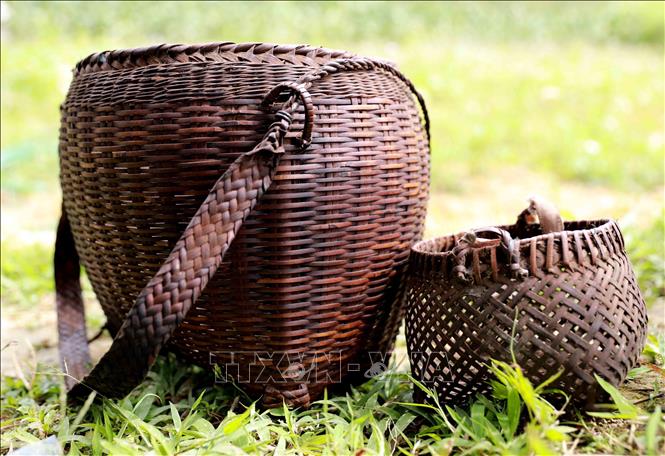 Những chiếc rọ được làm từ những bàn tay khéo léo tinh xảo của dân tộc Lự có giá từ 100 - 150 nghìn đồng. Ảnh: Quý Trung – TTXVN