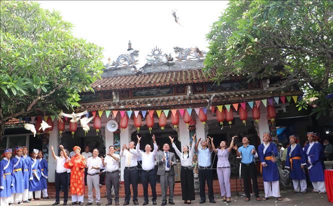Các đại biểu thực hiện nghi thức phóng sinh. Ảnh: Đinh Hương - TTXVN