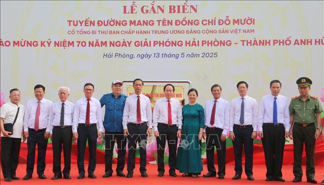 Bí thư Thành ủy Hải Phòng Lê Tiến Châu (thứ 6, từ phải sang) cùng con gái đồng chí Đỗ Mười tại buổi lễ. Ảnh: Minh Thu - TTXVN