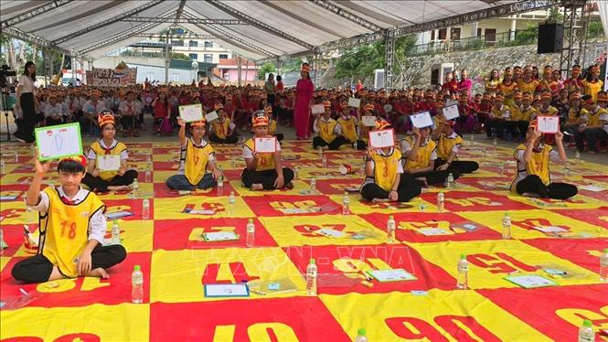 Các thí sinh trả lời câu hỏi trong cuộc thi. Ảnh: Hương Thu - TTXVN 