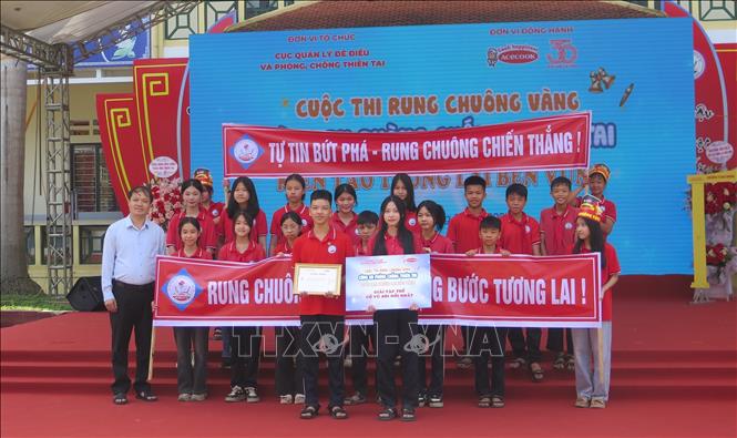 Trao giải Tập thể cổ vũ sôi nổi nhất cho Trường THCS thị trấn Bát Xát. Ảnh: Hương Thu - TTXVN 