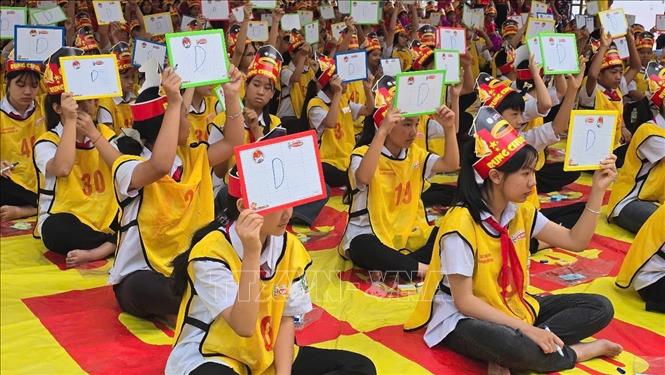 Các thí sinh trả lời câu hỏi trong cuộc thi. Ảnh: Hương Thu - TTXVN 