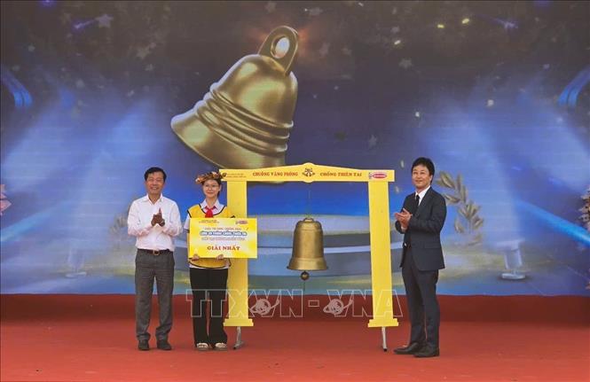 Trao giải Nhất cho thí sinh Nguyễn Khánh An, lớp 8E, Trường THCS thị trấn Bát Xát. Ảnh: Hương Thu - TTXVN 