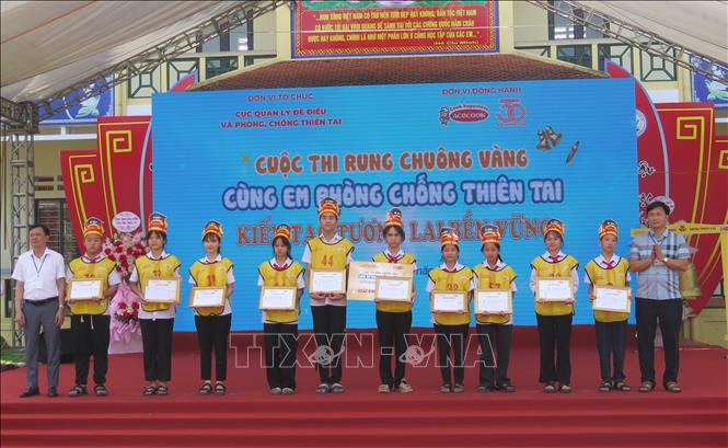 Trao giải Khuyến khích cho các thí sinh. Ảnh: Hương Thu - TTXVN 