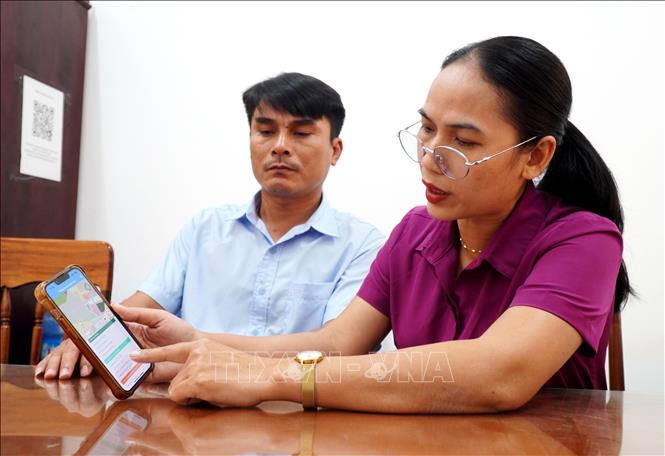 Hướng dẫn thao tác tra cứu thông tin quy hoạch trên hệ thống tra cứu trực tuyến cho cán bộ quản lý UBND huyện Phù Cát . Ảnh: Lê Phước Ngọc - TTXVN