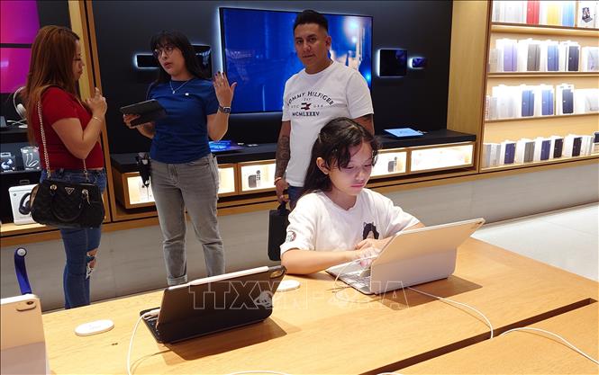 Một bé gái trải nghiệm sản phẩm iPad tại một trung tâm phân phối của Apple ở thủ đô Mexico City, Mexico. Ảnh: Phi Hùng - PV TTXVN tại Mexico.