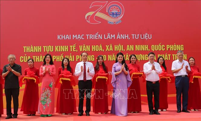Các đại biểu cắt băng khai mạc triển lãm. Ảnh: Minh Thu - TTXVN