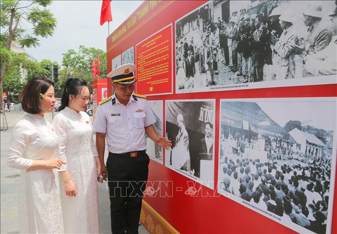 Người dân thành phố tham quan triển lãm. Ảnh: Minh Thu - TTXVN