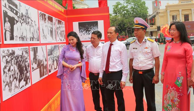 Đại biểu tham quan triển lãm. Ảnh: Minh Thu - TTXVN