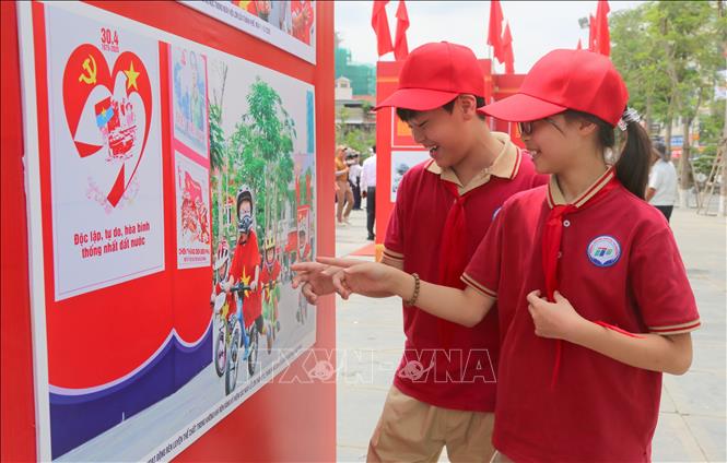 Học sinh xem hình ảnh tại triển lãm. Ảnh: Minh Thu - TTXVN
