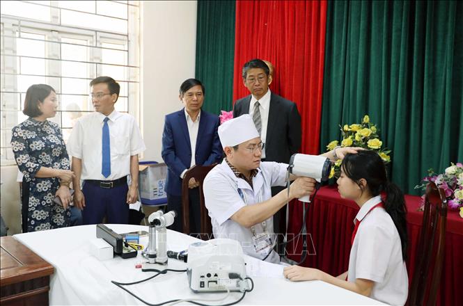Khám mắt cho học sinh trường THCS Liêm Chính, thành phố Phủ Lý bằng thiết bị do Nhật Bản tài trợ. Ảnh: Nguyễn Chinh - TTXVN