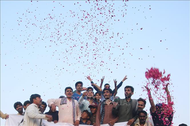 Người dân tại Multan, Pakistan vui mừng sau khi nước này và Ấn Độ đạt thỏa thuận ngừng bắn toàn diện, ngày 10/5/2025. Ảnh: THX/TTXVN