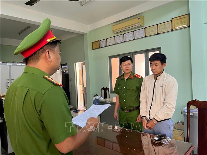 Đọc lệnh bắt tạm giam đối với Phạm Thành Nhẫn. Ảnh: TTXVN phát