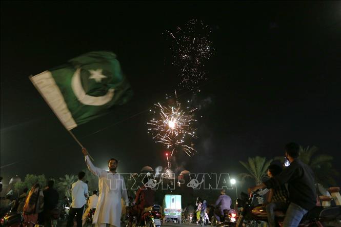 Người dân tại Multan, Pakistan vui mừng sau khi nước này và Ấn Độ đạt thỏa thuận ngừng bắn toàn diện, ngày 10/5/2025. Ảnh: THX/TTXVN