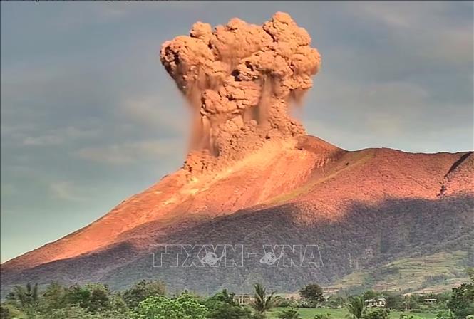 Núi lửa Kanlaon ở miền Trung Philippines phun trào ngày 8/4/2025. Ảnh: THX/TTXVN