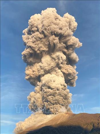 Núi lửa Kanlaon ở miền Trung Philippines phun trào ngày 8/4/2025. Ảnh: THX/TTXVN