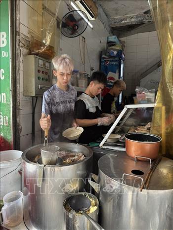 Nồi nước dùng đun bằng điện tại một cửa hàng bán bún trên Đường Nguyễn Du. Ảnh: Quốc Lũy-TTXVN