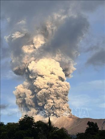 Núi lửa Kanlaon ở miền Trung Philippines phun trào ngày 8/4/2025. Ảnh: THX/TTXVN
