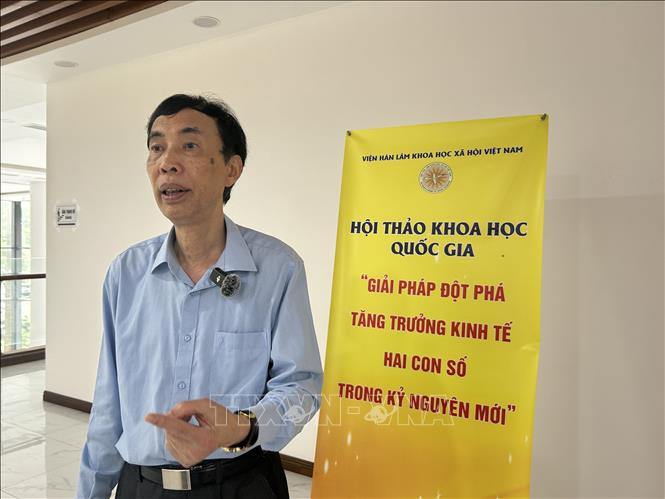 Tiến sỹ Võ Trí Thành, Viện trưởng Viện Nghiên cứu chiến lược thương hiệu và cạnh tranh nhấn mạnh quan điểm phát triển kinh tế tư nhân nhanh, bền vững, hiệu quả vừa là nhiệm vụ cấp bách, vừa là chiến lược lâu dài. Ảnh: Diệu Thúy - TTXVN
