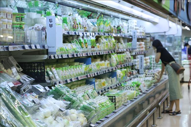 Người tiêu dùng mua sắm tại siêu thị ở Seoul, Hàn Quốc. Ảnh: Yonhap/TTXVN