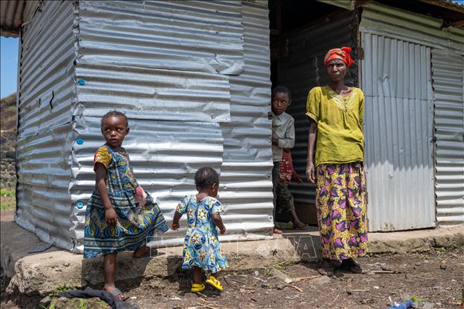 Người dân tại trại tị nạn ở ngoại ô Goma, CHDC Congo, ngày 6/5/2025. Ảnh: THX/TTXVN
