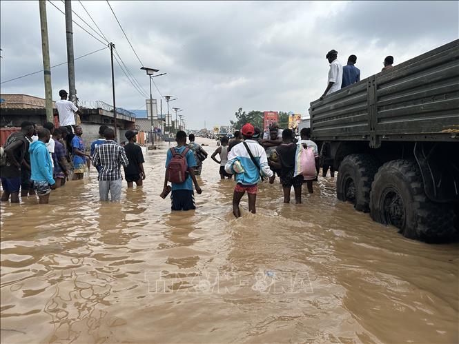 Ngập lụt tại Kinshasa, CHDC Congo, ngày 6/4/2025. Ảnh: THX/TTXVN