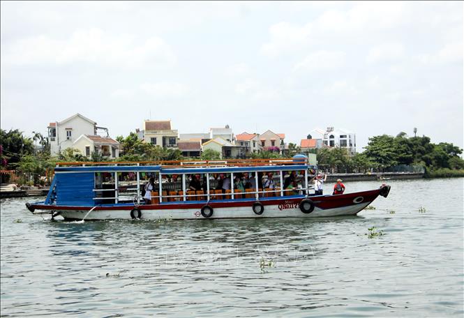 Tourists take boat tour on Hoai River of Hoi An. VNA Photo