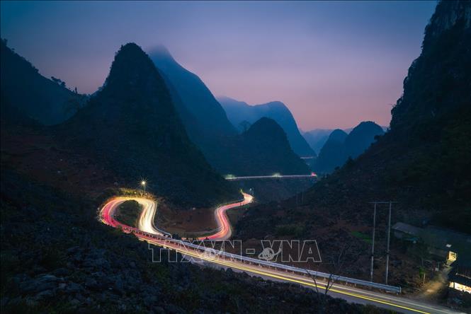 Pai Lung Slope in Dong Van district, Ha Giang province lies snuggled within four rocky surfaces not unlike the shape of a dragon at an altitude of more than 1,400m above sea level. VNA Photo