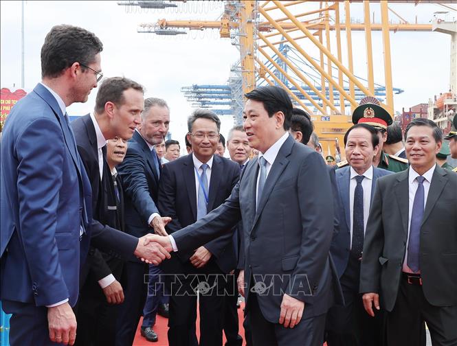 Chủ tịch nước Lương Cường với các đại biểu dự Lễ khánh thành Cảng container quốc tế TIL Cảng Hải Phòng - HTIT (Bến số 3, số 4 - Khu bến cảng Lạch Huyện). Ảnh: Lâm Khánh – TTXVN
