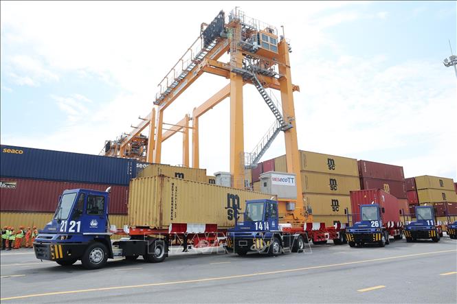 Bến số 3, số 4 - Khu bến cảng Lạch Huyện có khả năng tiếp nhận tàu 100.000 DWT đầy tải, với sản lượng hàng hoá đạt 1,5 triệu TEU/năm. Ảnh: Lâm Khánh – TTXVN