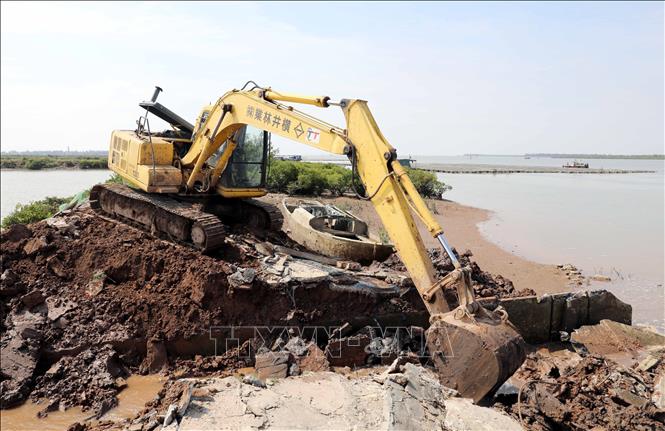 Cưỡng chế xử lý vi phạm đất nuôi trồng thủy sản tại xã Nam Phú, huyện Tiền Hải, tỉnh Thái Bình. Ảnh: Thế Duyệt – TTXVN