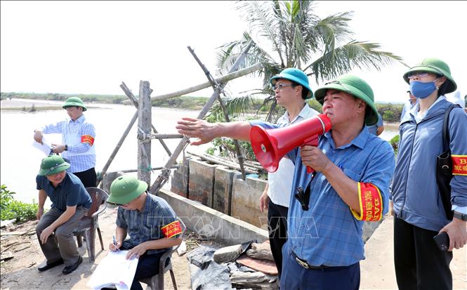 Lực lượng chức năng thực hiện các phương án cưỡng chế. Ảnh: Thế Duyệt – TTXVN