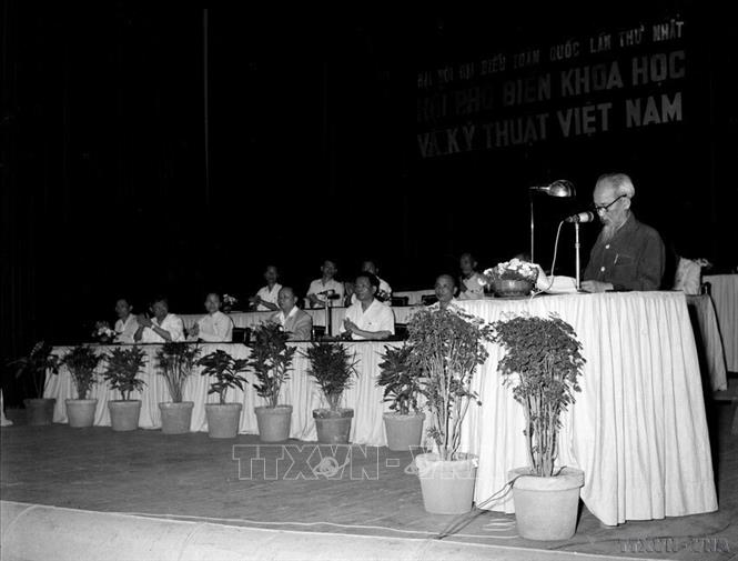 Ngày 18/5/1963, Hồ Chủ tịch đến dự và phát biểu tại Đại hội đại biểu toàn quốc Hội phổ biến Khoa học kỹ thuật Việt Nam lần thứ 1, họp tại Hà Nội từ 15 đến 19/5/1963. Ảnh: TTXVN