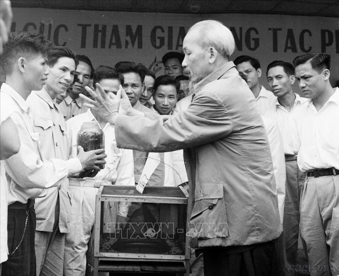 Hồ Chủ tịch thăm triển lãm thành tích cải tiến kỹ thuật của công nhân lao động Thủ đô (23/5/1959). Ảnh: TTXVN