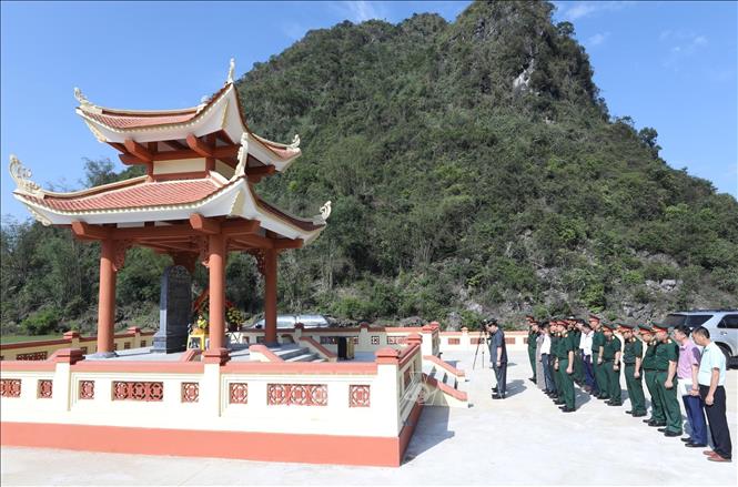 Đại biểu dâng hương tại Di tích quốc gia Lân Áng, xã Hưng Vũ, huyện Bắc Sơn, tỉnh Lạng Sơn ngày khánh thành. Ảnh: Anh Tuấn – TTXVN