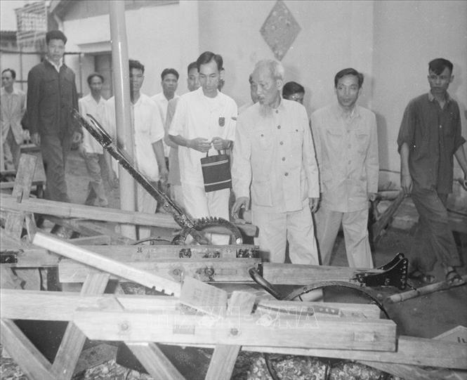 Hồ Chủ tịch thăm triển lãm sáng kiến cải tiến kỹ thuật và hợp lý hóa sản xuất tổ chức nhân dịp Đại hội Liên hoan anh hùng, chiến sỹ thi đua toàn quốc lần thứ III (4/1962). Ảnh: TTXVN