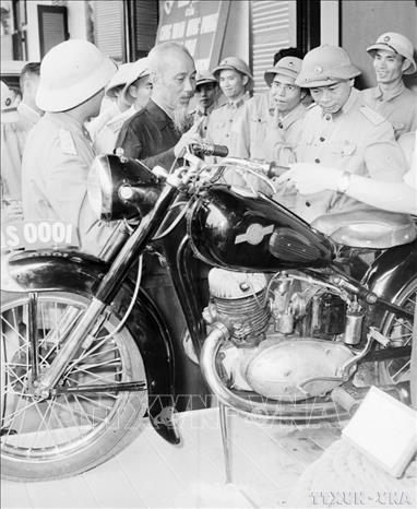  Hồ Chủ tịch thăm triển lãm thành tích của bộ đội công binh (1958). Ảnh: TTXVN