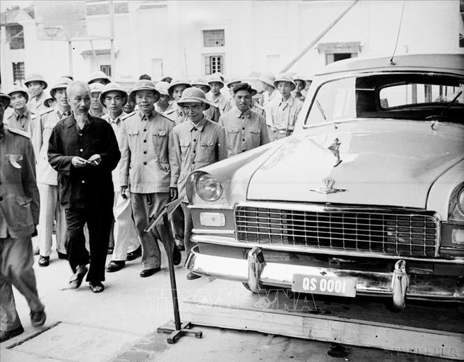 Hồ Chủ tịch thăm triển lãm thành tích của bộ đội công binh (1958). Ảnh: TTXVN