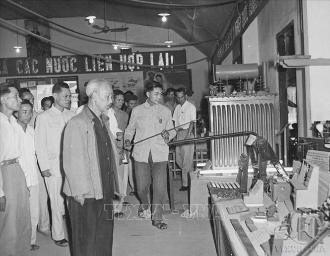  Hồ Chủ tịch thăm triển lãm thành tích cải tiến kỹ thuật của công nhân lao động Thủ đô (23/5/1959). Ảnh: TTXVN