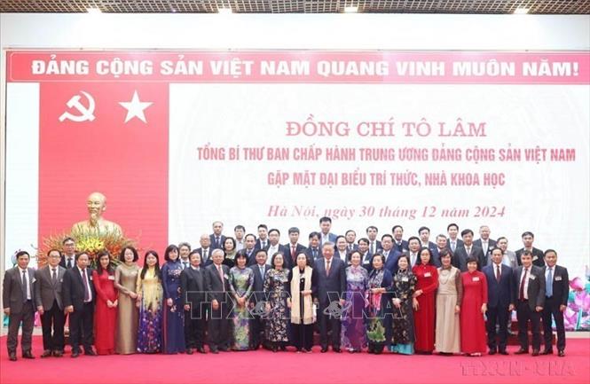 Sáng 30/12/2024, tại Hà Nội, Tổng Bí thư Tô Lâm và các đồng chí lãnh đạo Đảng, Nhà nước dự Hội nghị gặp mặt đại biểu trí thức, nhà khoa học. Ảnh: Thống Nhất – TTXVN