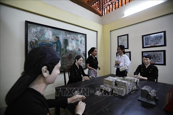 Du khách tham quan Khu di tích lịch sử Nhà máy in tiền tại xã Phú Nghĩa (Lạc Thủy, Hòa Bình). Ảnh: Trọng Đạt - TTXVN