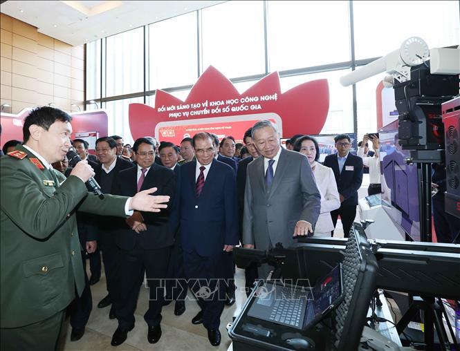 Tổng Bí thư Tô Lâm cùng các đồng chí lãnh đạo, nguyên lãnh đạo Đảng, Nhà nước thăm khu trưng bày của Hội nghị toàn quốc về đột phá phát triển khoa học, công nghệ, đổi mới sáng tạo và chuyển đổi số quốc gia diễn ra tại Nhà Quốc hội ngày 13/1/2025. Ảnh: Thống Nhất – TTXVN