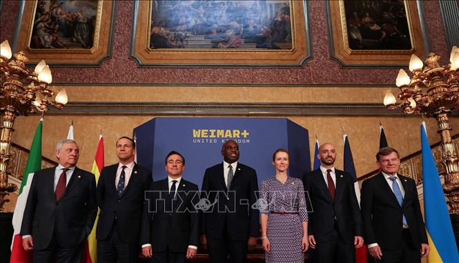 Ngoại trưởng các nước Italy - Antonio Tajani, Ba Lan - Radoslaw Sikorski, Tây Ban Nha - Jose Manuel Albares Bueno, Anh - David Lammy, Cao ủy Liên minh châu Âu phụ trách an ninh và đối ngoại Kaja Kallas, Ngoại trưởng Đức Johann Wadephul và Bộ trưởng phụ trách châu Âu của Pháp Benjamin Haddad chụp ảnh chung sau cuộc họp của nhóm 
