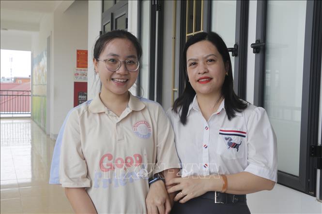 Bạch Khánh Linh cùng cô giáo chủ nhiệm lớp 9A trường THCS Lê Lợi, thành phố Vinh. Ảnh: Bích Huệ - TTXVN