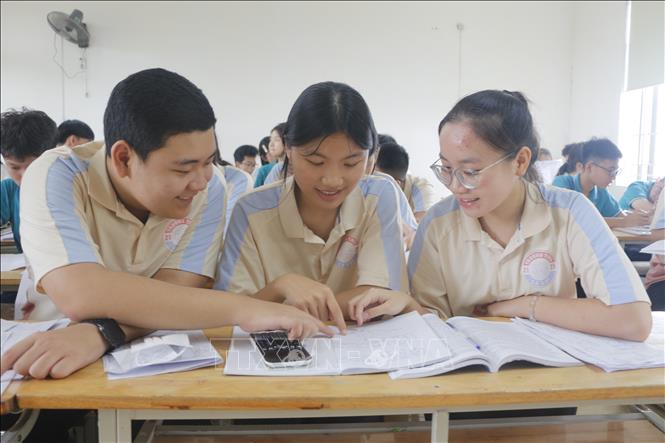 Em Bạch Khánh Linh học tập với các bạn. Ảnh: Bích Huệ - TTXVN