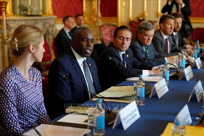 Ngoại trưởng Anh David Lammy (thứ 2, trái) chủ trì cuộc họp của nhóm 